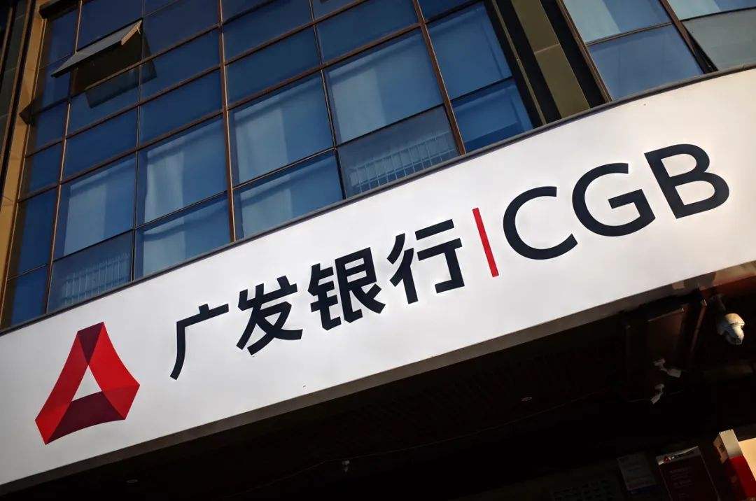 銀行行長(zhǎng)舉報(bào)四川藍(lán)光楊鏗詐騙國(guó)家抗疫儲(chǔ)備款55億元，藍(lán)光回應(yīng)：造謠，已報(bào)案；廣發(fā)回應(yīng)：舉報(bào)人系冒充。