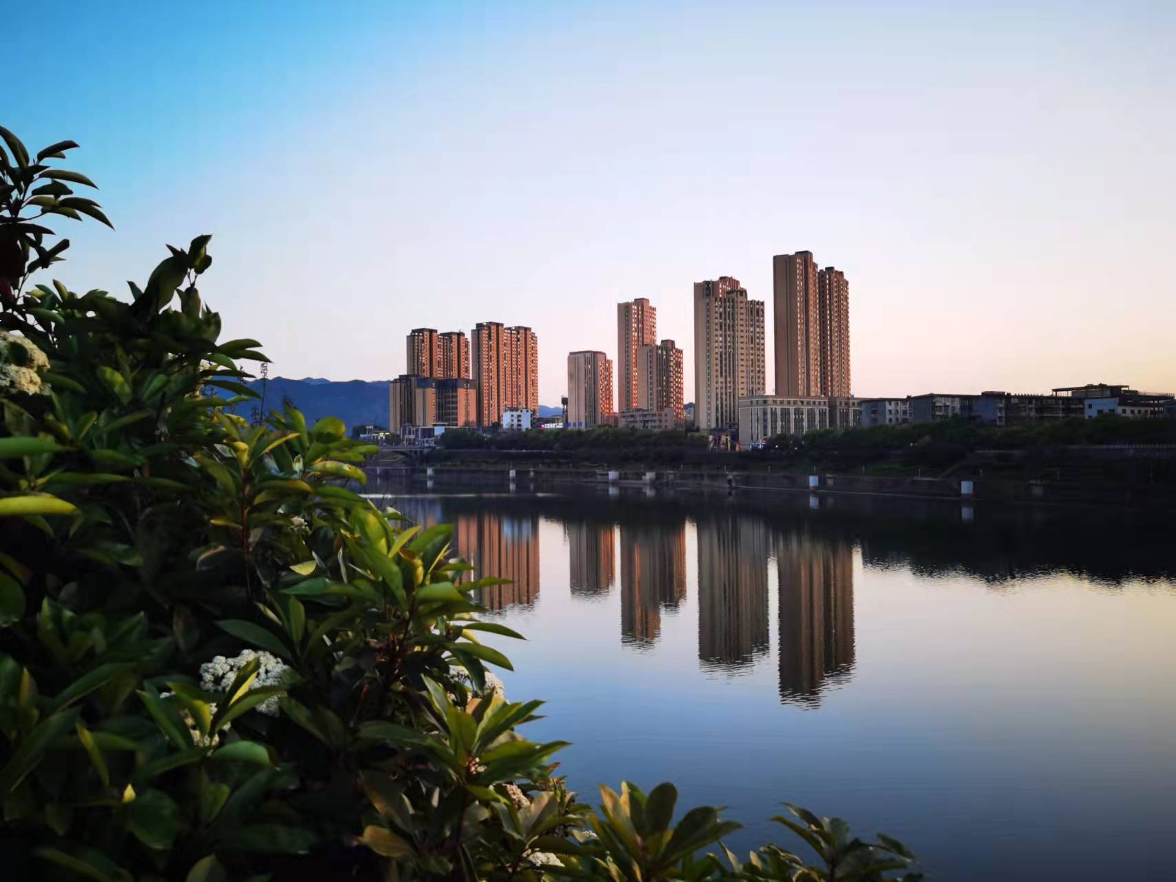 為恢復地產(chǎn)市場信心，央行下調5年期LPR15個基點，網(wǎng)友：機會來了